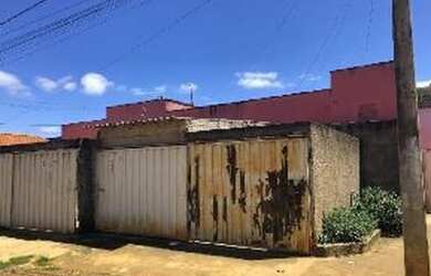 Imagem: A casa possui 2 Dormitórios, 1 Banheiro, 1 Vaga na garagem