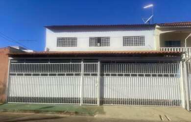 Imagem: A casa possui 4 Dormitórios, 3 Banheiros, 4 Vagas na garagem