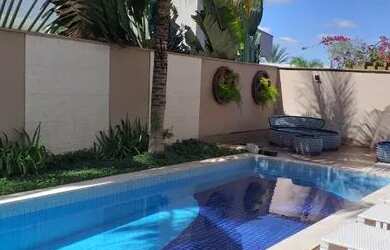 Imagem: A casa em condomínio possui 4 Dormitórios, 5 Banheiros, 2