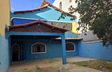 Imagem: A casa possui 3 Dormitórios, 2 Banheiros, 5 Vagas na garagem