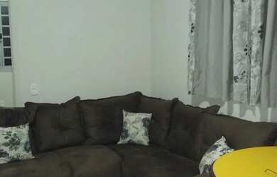 Imagem: A casa possui 2 Dormitórios, 1 Banheiro e 1 Vaga na garagem