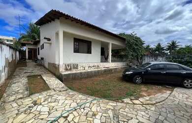 Imagem: A casa possui 4 Dormitórios, 5 Banheiros, 5 Vagas na garagem