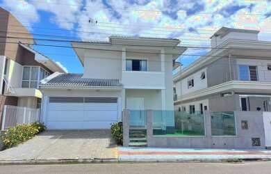 Imagem: A casa possui 5 Dormitórios, 5 Banheiros, 2 Vagas na garagem