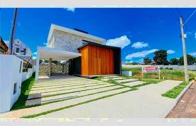 Imagem: A casa possui 3 Dormitórios, 2 Banheiros, 2 Vagas na garagem