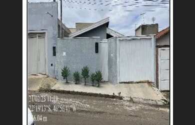 Imagem: A casa à venda possui 2 Dormitórios, 1 Banheiro, 2 Vagas na