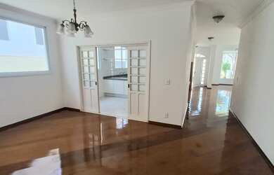 Imagem: A casa em condomínio possui 4 Dormitórios, 5 Banheiros, 4