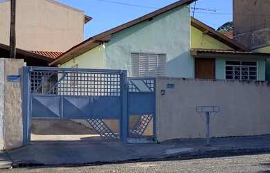 Imagem: A casae possui 3 Dormitórios, 3 Banheiros, 4 Vagas na garagem