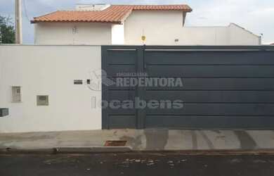 Imagem: A casa possui 2 Dormitórios, 3 Banheiros, 2 Vagas na garagem