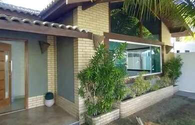 Imagem: A casa possui 3 Dormitórios, 2 Banheiros, 4 Vagas na garagem