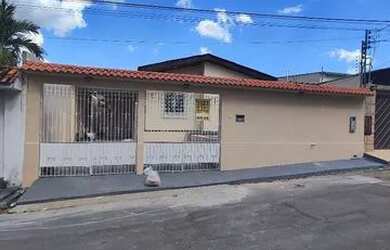 Imagem: A casa possui 4 Dormitórios, 2 Banheiros, 2 Vagas na garagem