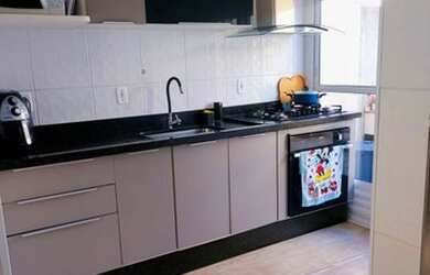 Imagem: A casa possui 2 Dormitórios, 2 Banheiros, 2 Vagas na garagem