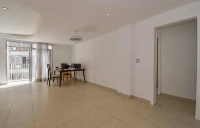 Imagem: O apartamento possui 3 Dormitórios, 1 Banheiro, 2 Vagas na