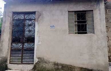 Imagem: A casa possui 2 Dormitórios, 1 Banheiro e está localizado