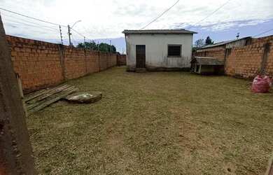 Imagem: A casa possui 1 Dormitório, 1 Banheiro, 2 Vagas na garagem