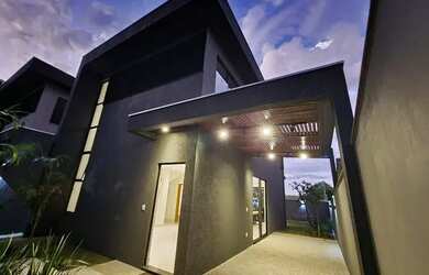 Imagem: A casa possui 3 Dormitórios, 2 Banheiros, 2 Vagas na garagem