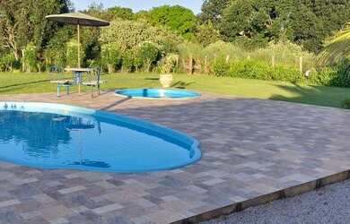 Imagem: A casa possui 4 Dormitórios, 5 Vagas na garagem, Churrasqueira