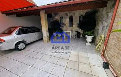 Imagem: A casa possui 3 Dormitórios, 2 Banheiros, 3 Vagas na garagem