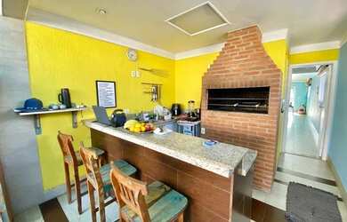 Imagem: A casa possui 3 Dormitórios, 5 Banheiros, 2 Vagas na garagem