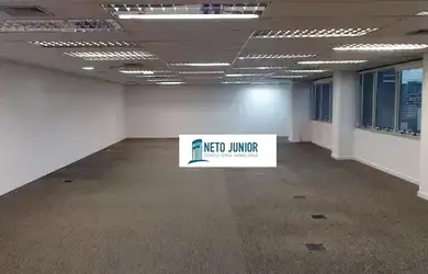 Imagem: O depósito possui 3 Vagas na garagem, 150m² de Área e está