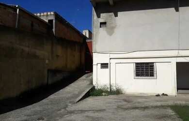 Imagem: A casa possui 4 Dormitórios, 3 Banheiros, 4 Vagas na garagem