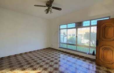 Imagem: A casa possui 3 Dormitórios, 2 Banheiros, 4 Vagas na garagem