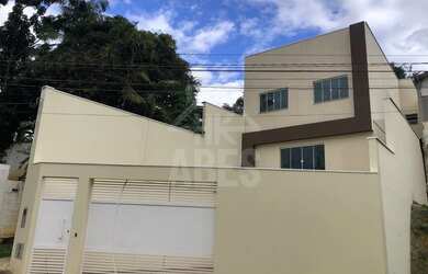 Imagem: A casa possui 3 Dormitórios, 2 Banheiros, 2 Vagas na garagem