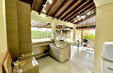 Imagem: A casa em condomínio possui 4 Dormitórios, 1 Banheiro, 4 Vagas