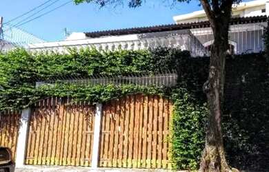 Imagem: A casa possui 4 Dormitórios, 2 Banheiros, 2 Vagas na garagem