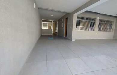 Imagem: O depósito possui 4 Vagas na garagem, 300m² de Área e está