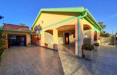 Imagem: A casa possui 2 Dormitórios, 1 Banheiro, 1 Vaga na garagem