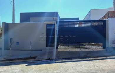 Imagem: A casa possui 3 Dormitórios, 2 Banheiros, 2 Vagas na garagem