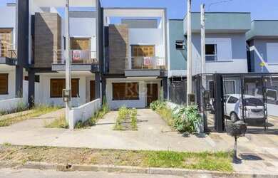 Imagem: A casa possui 3 Dormitórios, 2 Banheiros, 2 Vagas na garagem