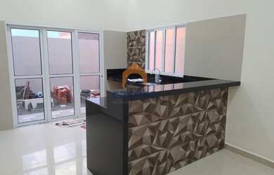 Imagem: A casa possui 3 Dormitórios, 2 Banheiros, 2 Vagas na garagem