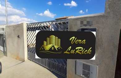 Imagem: A casa possui 3 Dormitórios, 2 Banheiros, 2 Vagas na garagem