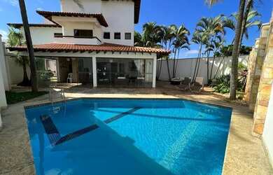 Imagem: A casa possui 4 Dormitórios, 4 Banheiros, 4 Vagas na garagem