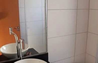 Imagem: O apartamento possui 2 Dormitórios, 1 Banheiro, 1 Vaga na garagem