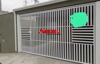 Imagem: A casa possui 2 Dormitórios, 1 Banheiro, 2 Vagas na garagem