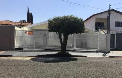 Imagem: A casa possui 3 Dormitórios, 3 Banheiros, 4 Vagas na garagem