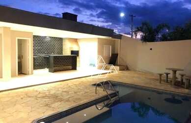 Imagem: A casa possui 3 Dormitórios, 2 Banheiros, 2 Vagas na garagem