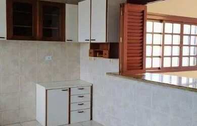 Imagem: A casa possui 3 Dormitórios, 3 Banheiros, 2 Vagas na garagem