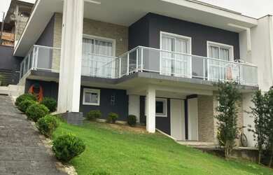 Imagem: A casa possui 3 Dormitórios, 2 Banheiros, 2 Vagas na garagem