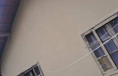 Imagem: A casa possui 3 Dormitórios, 1 Banheiro, 1 Vaga na garagem