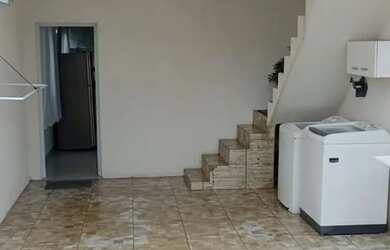 Imagem: A casa possui 1 Dormitório, 1 Banheiro, 1 Vaga na garagem