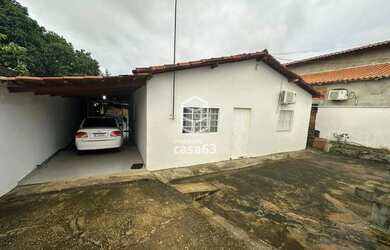 Imagem: A casa possui 3 Dormitórios, 2 Banheiros, 1 Vaga na garagem