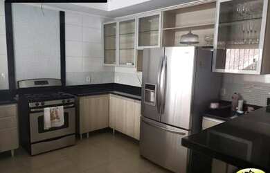 Imagem: A casa possui 4 Dormitórios, 3 Banheiros, 2 Vagas na garagem