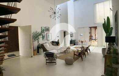 Imagem: A casa possui 4 Dormitórios, 5 Banheiros, 4 Vagas na garagem