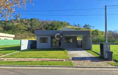 Imagem: A casa em condomínio possui 3 Dormitórios, 2 Banheiros, 4