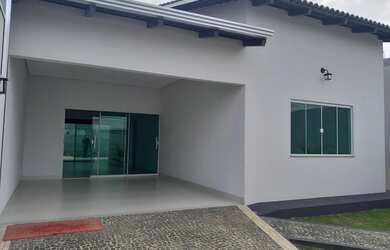 Imagem: A casa possui 3 Dormitórios, 3 Banheiros, 2 Vagas na garagem