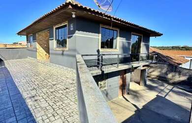 Imagem: A casa possui 5 Dormitórios, 1 Banheiro, 2 Vagas na garagem