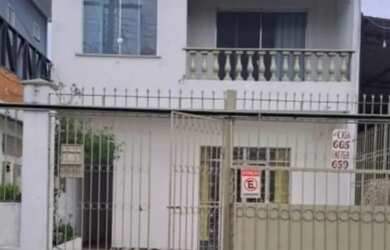 Imagem: A casa possui 5 Dormitórios, 3 Banheiros, 2 Vagas na garagem